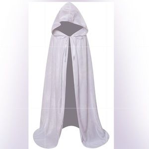 🎄🎄NWOT WHITE VELVET CLOAK